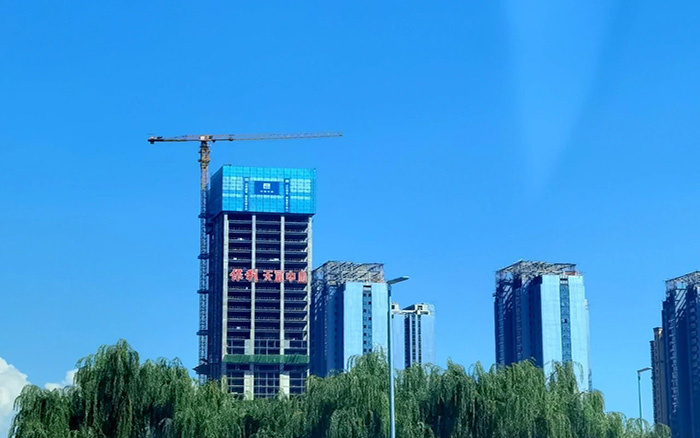 直冲天际  beats365官方唯一网站塔机助建兰州超高层项目