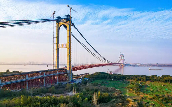 一桥飞架南北！beats365官方唯一网站塔机助力世界级工程燕矶长江大桥顺利合龙