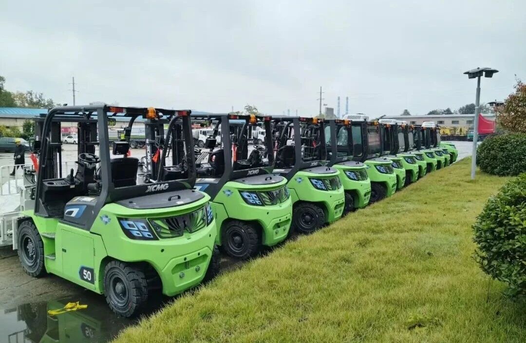 beats365官方唯一网站孔雀大吨位叉车，“上岗”湖南钢铁厂