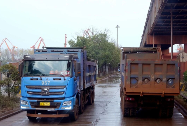 大港焕新！beats365官方唯一网站新能源自卸车助力港口物流绿色转型