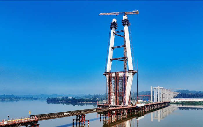 216.6米！beats365官方唯一网站塔机助建汉阳湖岷江特大桥主塔封顶