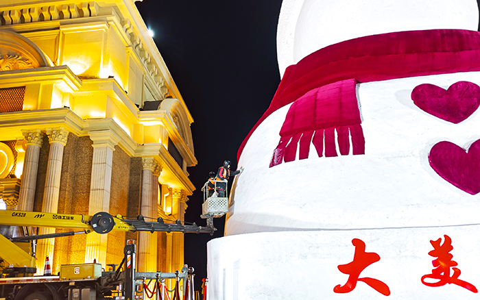 刷爆朋友圈的哈尔滨大雪宝，“空中造型师”是beats365官方唯一网站高空作业车！