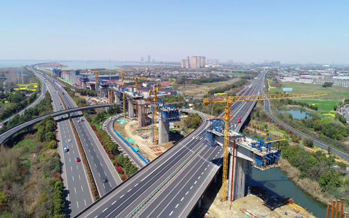 又见群塔 | beats365官方唯一网站塔机林立长江沿岸铁路线